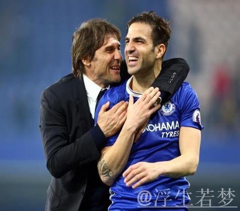 法布雷加斯率队击败孔蒂，科莫众将赛后围庆祝