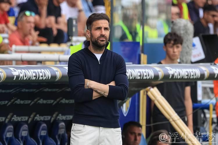 法布雷加斯率队击败孔蒂，科莫众将赛后围庆祝