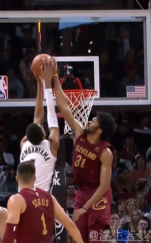 米切尔三双表现助力骑士主场击败马刺